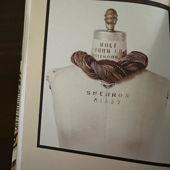 HOW to TIE a SCARF BOOK. Detailed pictures of 33 styles. Hermès ribbon bookmark. - Picture 12 of 14